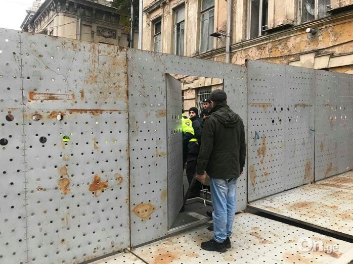 Протесты в Тбилиси: полиция возвела новую "Берлинскую стену", чтобы защитить парламент от митингов, фото — Фейсбук-сообщество Eastern Caucasus.