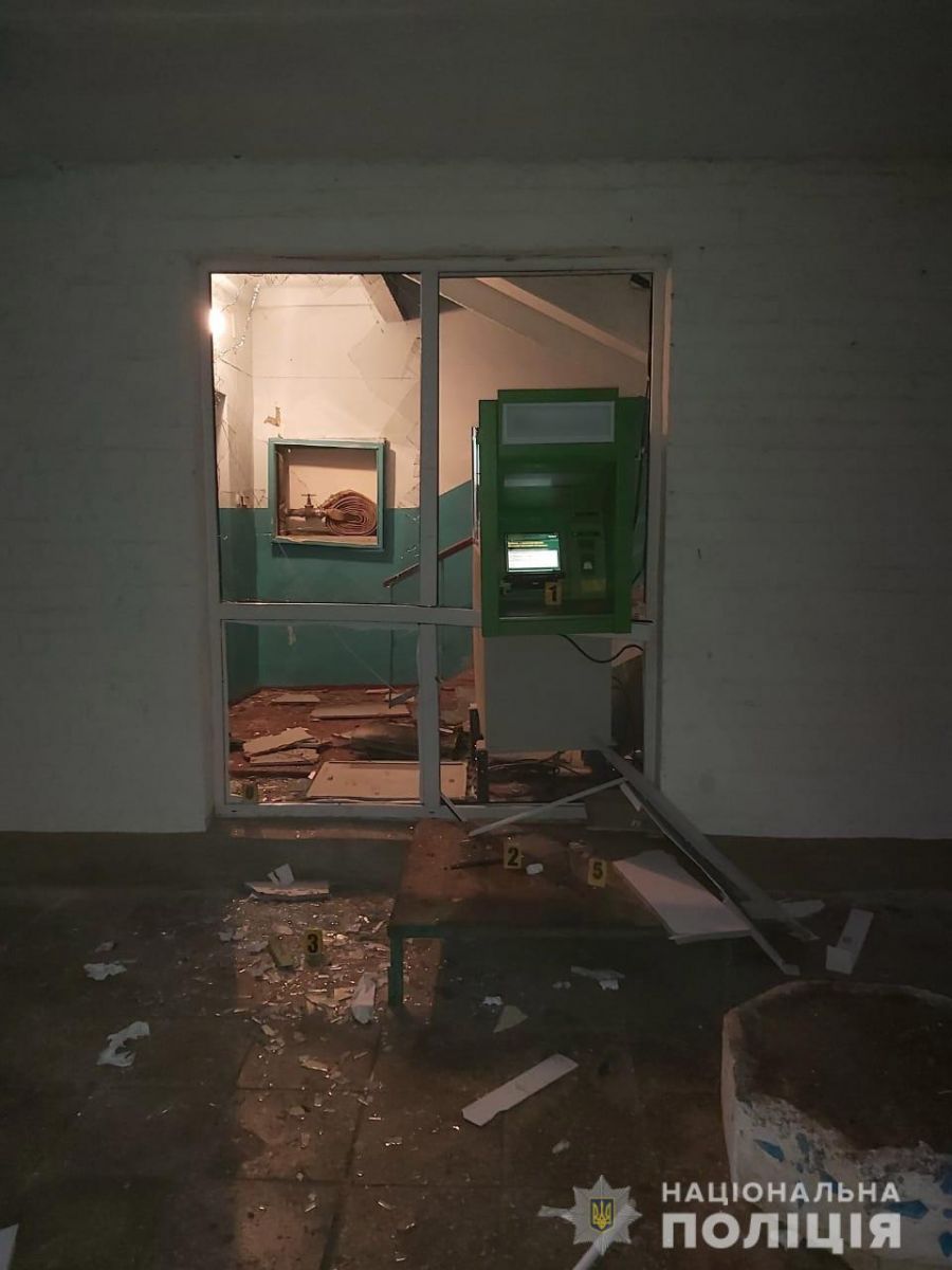 В Харьковской области взорвали банкомат. Фото: Нацполиция