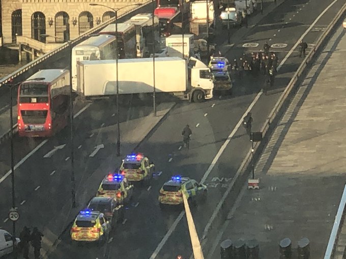 В центре Лондона застрелили вооруженного ножом нападающего, фото — Guardian