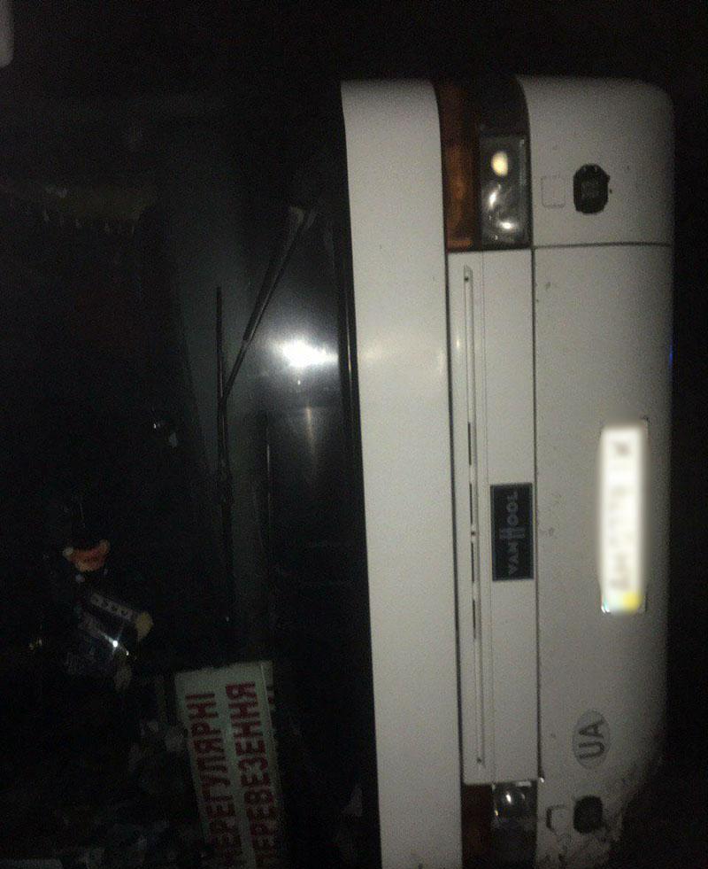 В Донецкой области перевернулся рейсовый автобус, фото: Нацполиция
