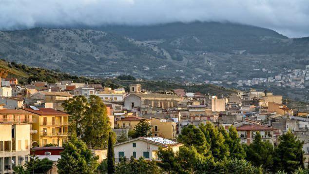 Дача на Сицилії: влада містечка запрошує інвесторів купляти за 1 долар занедбані будинки, фото — CNN