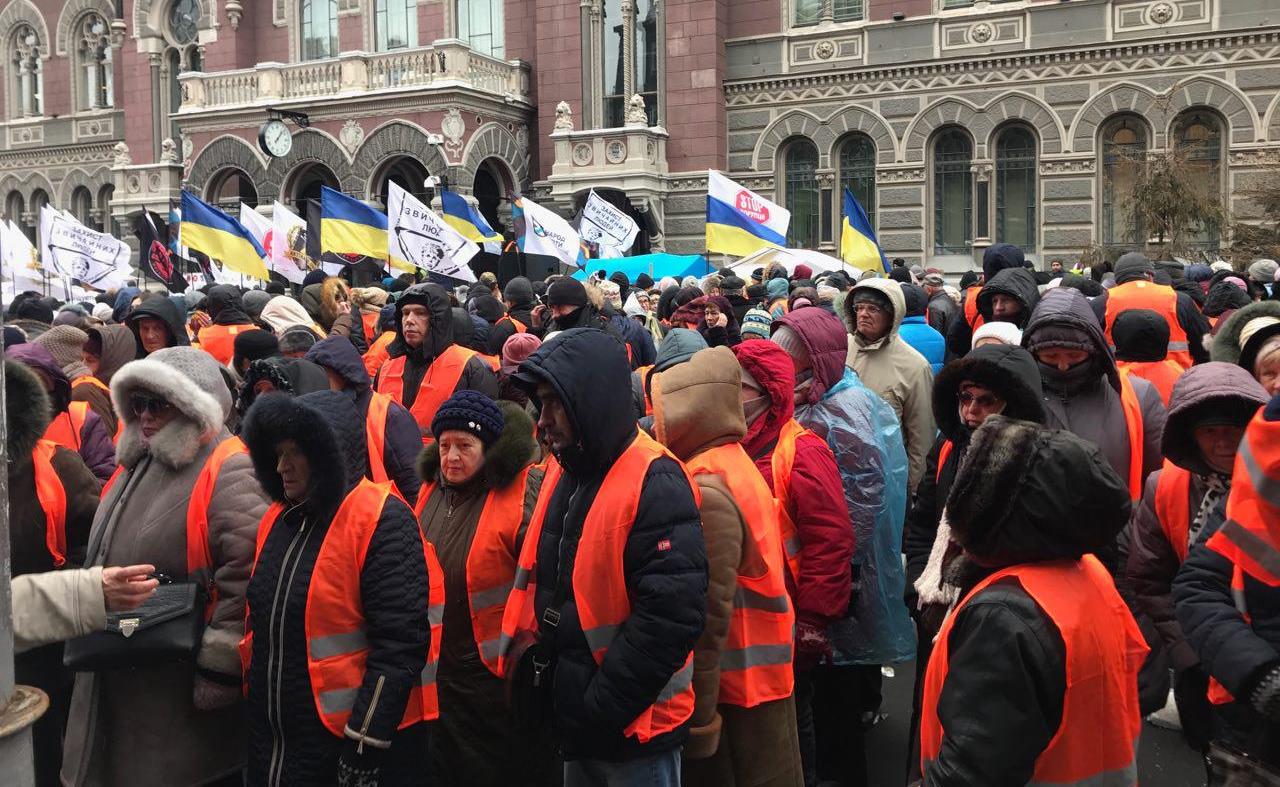 Мітинг під НБУ: Рожкова заявила про посилення тиску олігархів, фото: «Ракурс»
