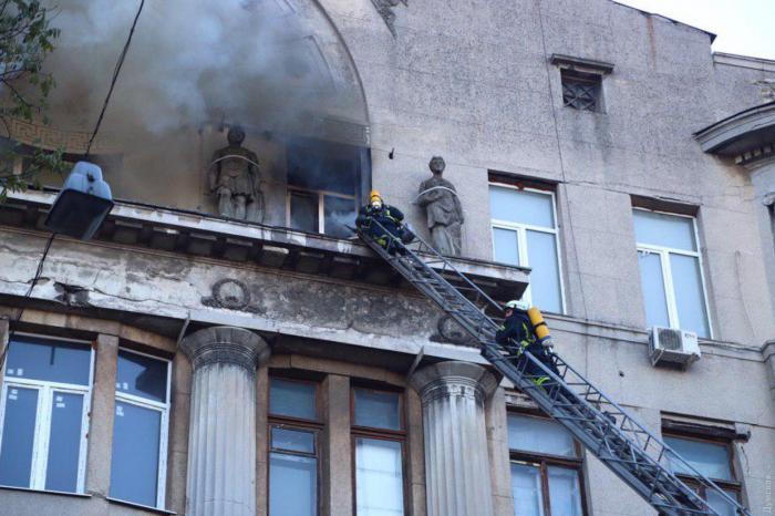 В центре Одессы горит памятник архитектуры, фото: «Думская»