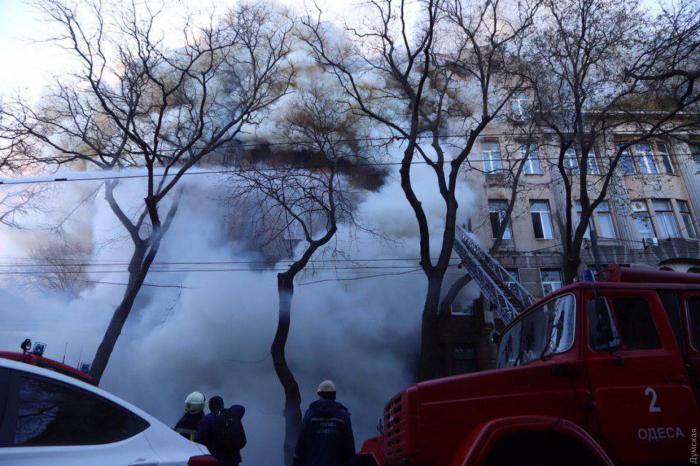 В центре Одессы горит памятник архитектуры, фото: «Думская»