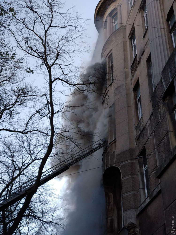 Пожежа в економічному коледжі в Одесі триває. В міській лікарні № 1 померла викладачка, потраждали два десятки осіб. Через значну задимленість під час гасіння непритомніли навіть вогнеборці, фото — Думська