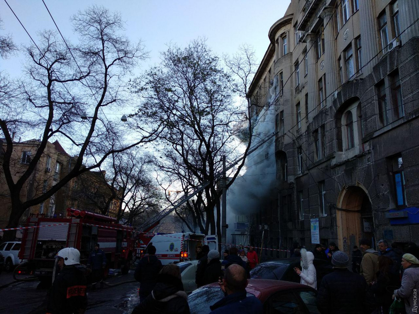 Пожежа в економічному коледжі в Одесі триває. В міській лікарні № 1 померла викладачка, потраждали два десятки осіб. Через значну задимленість під час гасіння непритомніли навіть вогнеборці