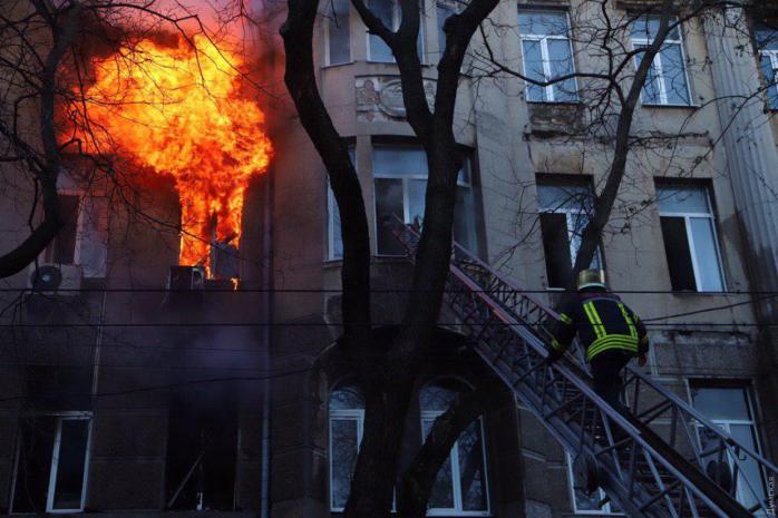 Крупный пожар в Одессе: в больнице умерла преподаватель колледжа, пострадали два десятка человек, фото — Думская