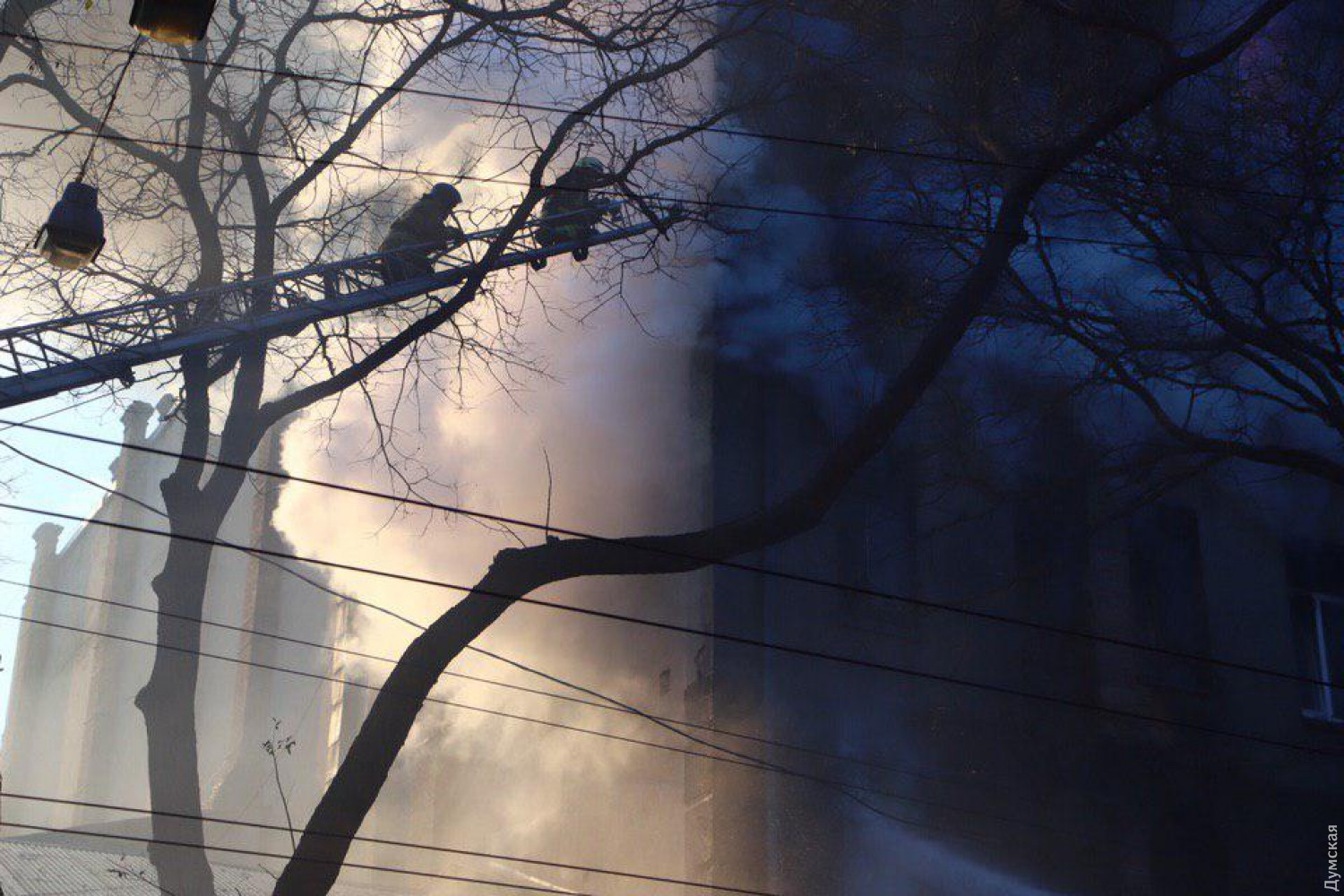 Пожар в Одессе: на пепелище нашли тело женщины, в тяжелом состоянии спасатель, которого сбила с лестницы студентка, фото — "Думская"