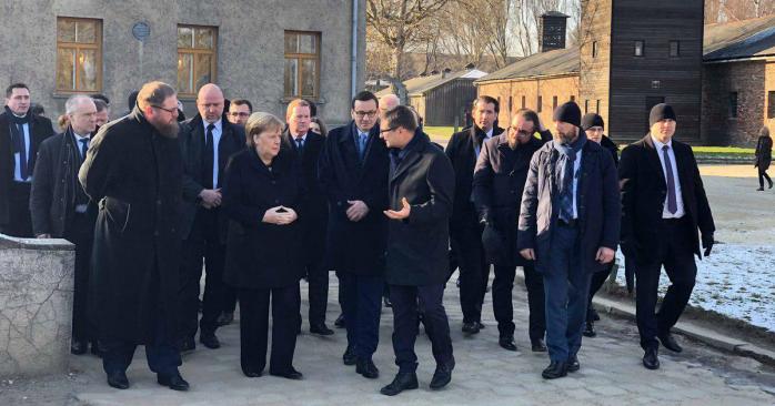 Меркель прибула в Освенцим. Фото: Карточный домик в Telegram