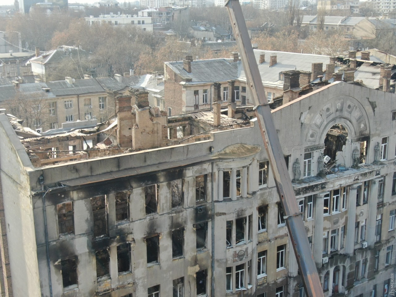 Пожар в Одессе: пожарище грозит спасателям, полиция готовит два подозрения, фото — "Думская"
