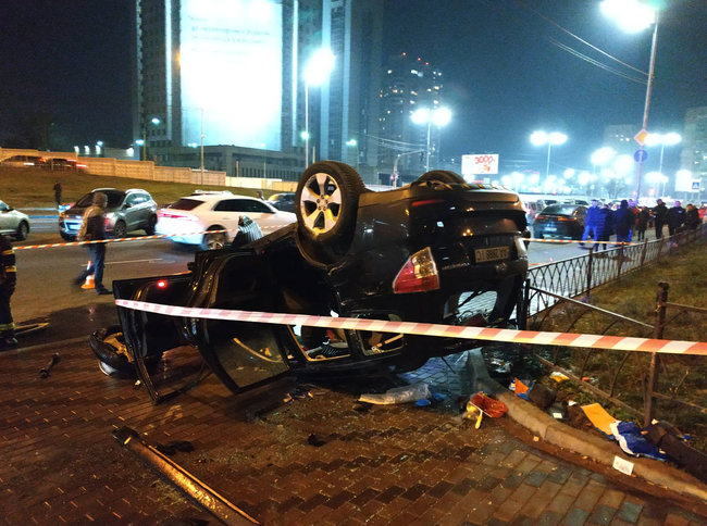 ДТП у Києві: кросовер Subaro впав з мосту, фото — Цензор