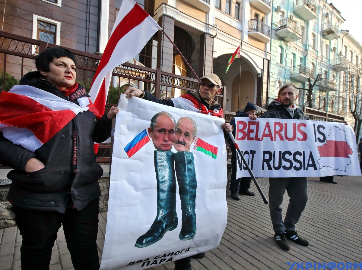 Протести в Мінську підтримали в Києві, тут спалили спільне фото Лукашенка та Путіна, фото — "Радіо Свобода"