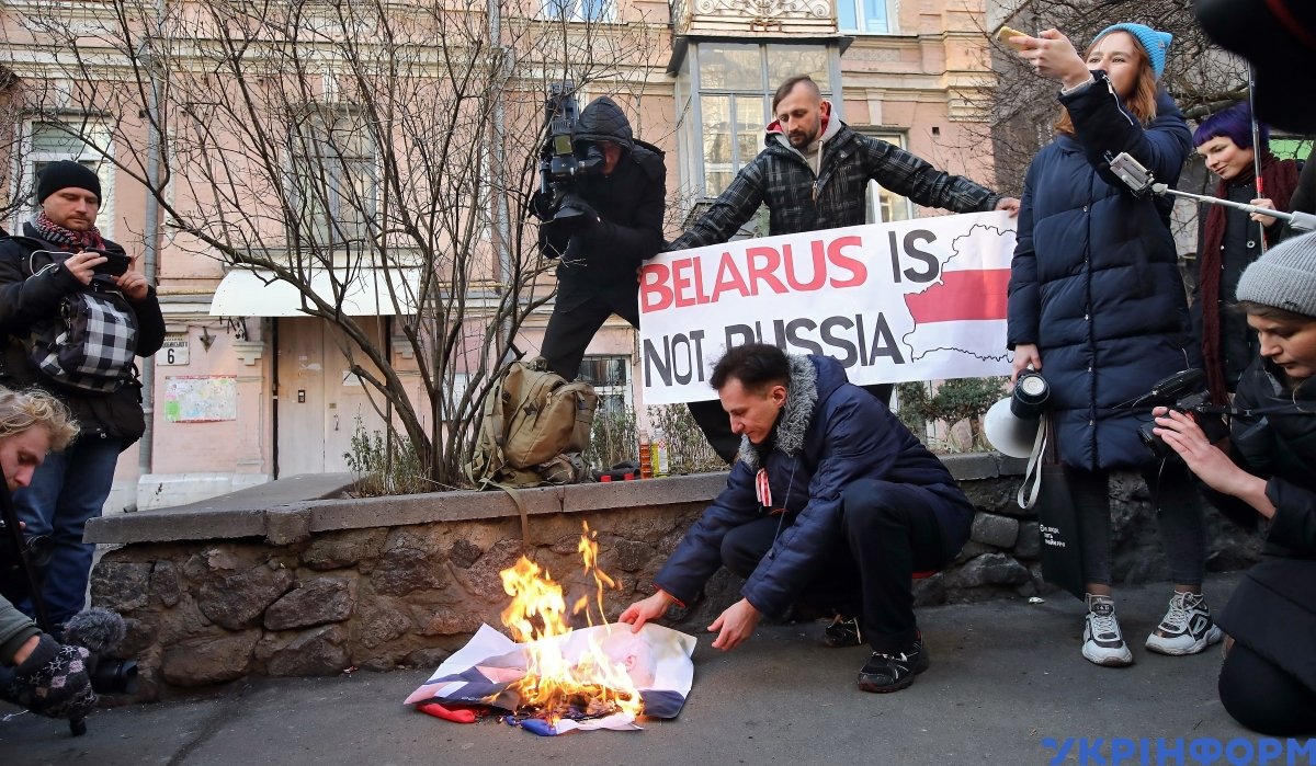 Протесты в Минске поддержали в Киеве и сожгли совместное фото Лукашенко и Путина, фото — "Радио Свобода"