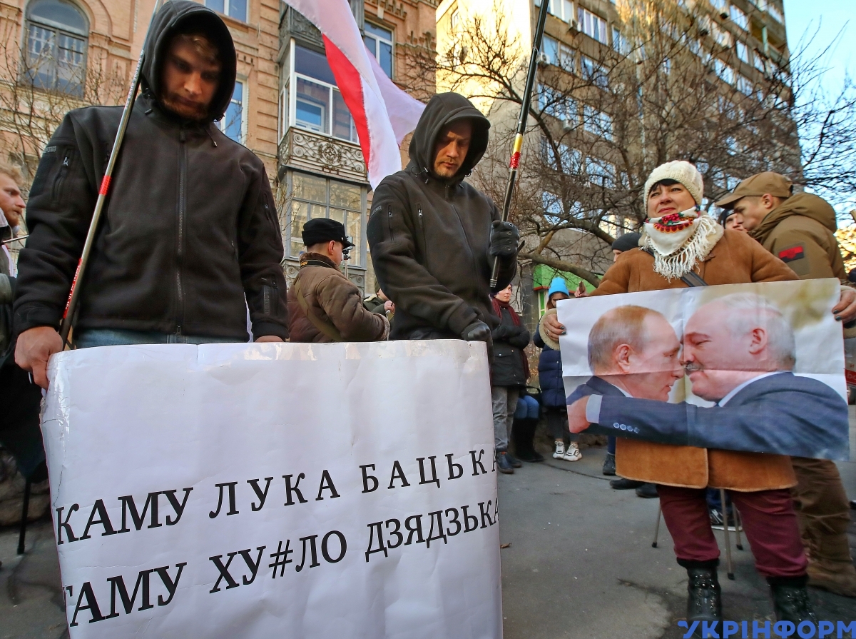 Протесты в Минске поддержали в Киеве и сожгли совместное фото Лукашенко и Путина, фото — "Радио Свобода"