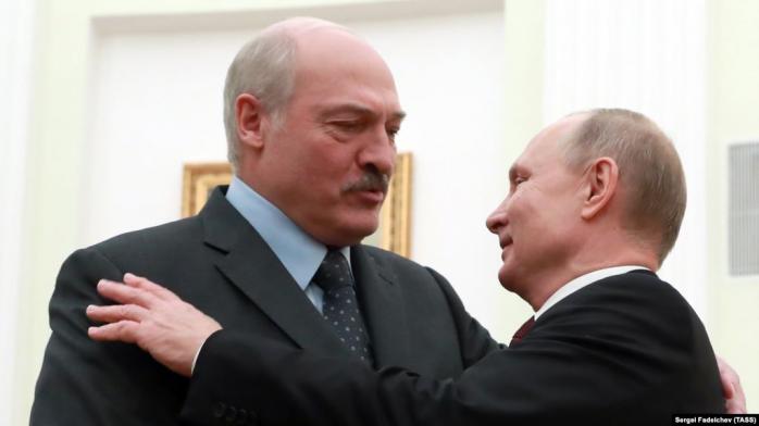 Протести в Мінську підтримали в Києві і спалили спільне фото Лукашенка та Путіна, фото — "Радіо Свобода"