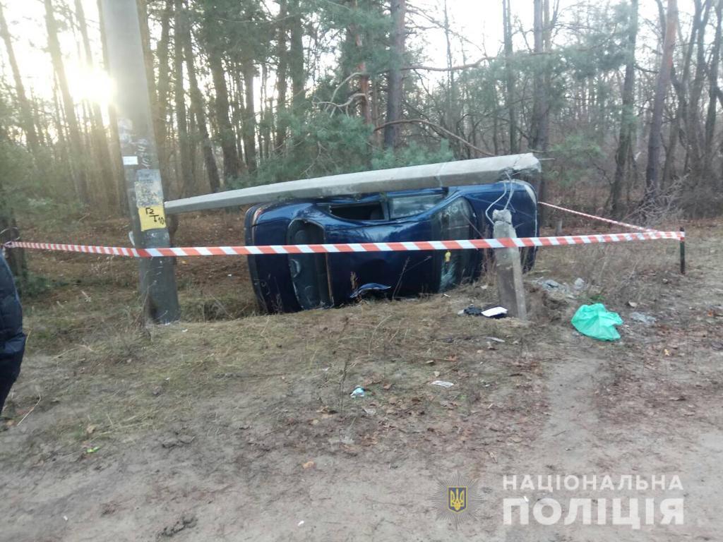 ДТП на Київщині: авто збило двох дітей і протаранило опору, фото — Нацполіція