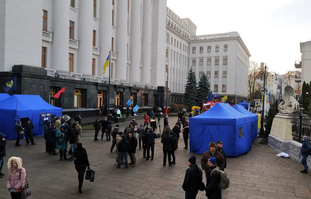 «Варта на Банковій»: протестующие остаются под Офисом президента, фото: facebook 