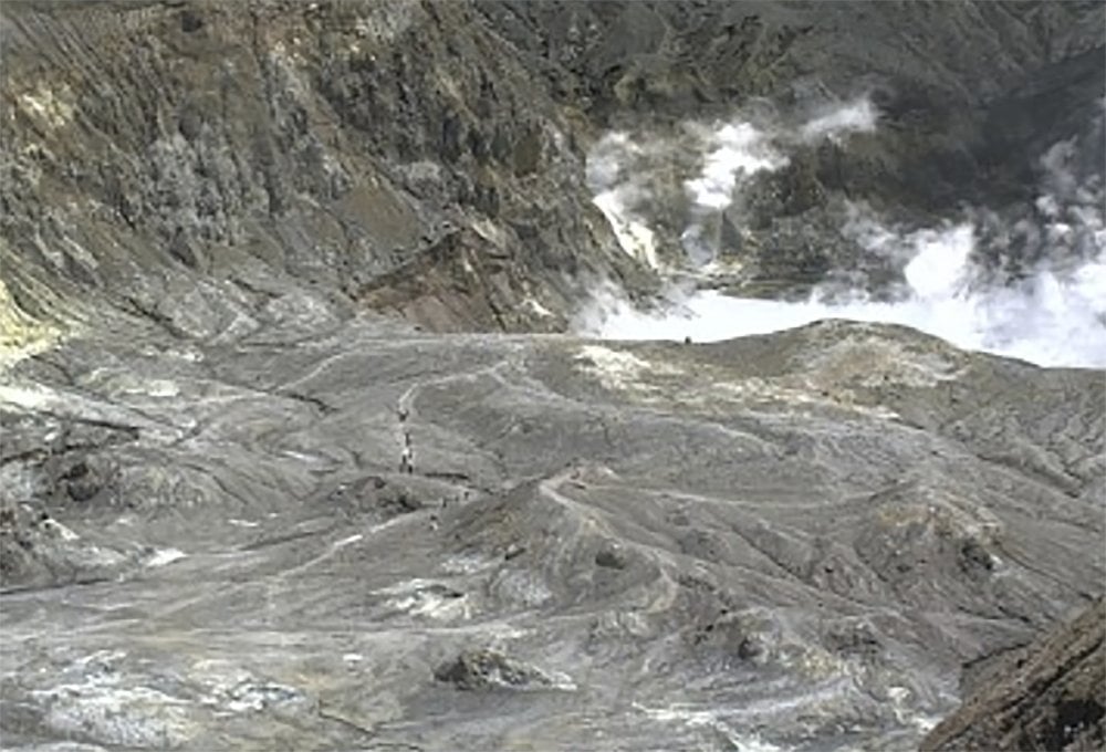 Виверження вулкана в Новій Зеландії: одна людина загинула, двоє пропали безвісти. Фото: AP NEWS