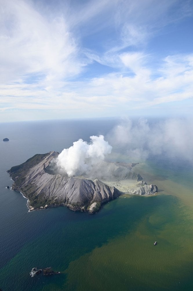 Виверження вулкана в Новій Зеландії: одна людина загинула, двоє пропали безвісти. Фото: AP NEWS