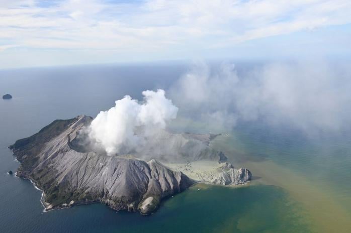 Виверження вулкана в Новій Зеландії: одна людина загинула, двоє зникли безвісти. Фото: AP NEWS