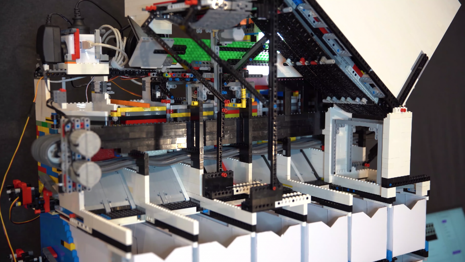 Инженер из США собрал сортировщик для LEGO с искусственным интеллектом. Фото: ENGADGET
