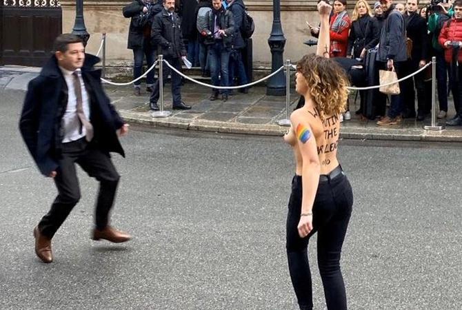 Нормандський саміт: Путіна у Парижі зустріли голі дівчата з Femen, Зеленського — ветерани ЗСУ, фото — КП