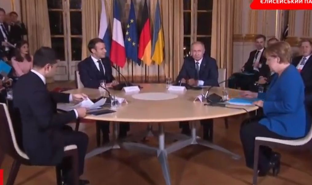 Саміт у Парижі затримався, Зеленського посадили навпроти Путіна, скріншот відео