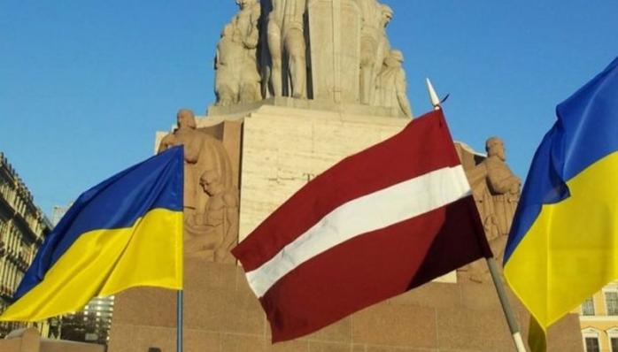 Флаги Украины и Латвии. Фото: Укринформ