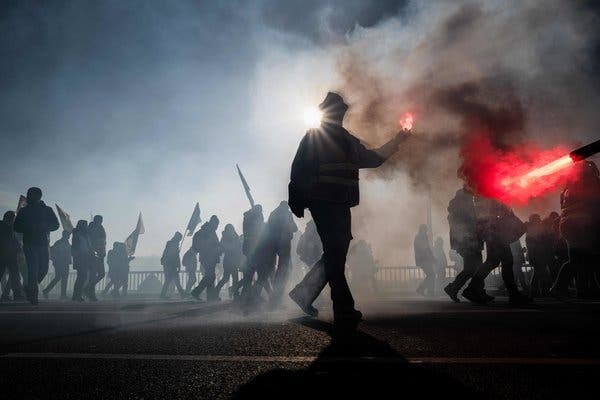 Протесты во Франции. Фото: s.yimg.com, nyt.com, bbci.co.uk, france24.com, static.ft.lk