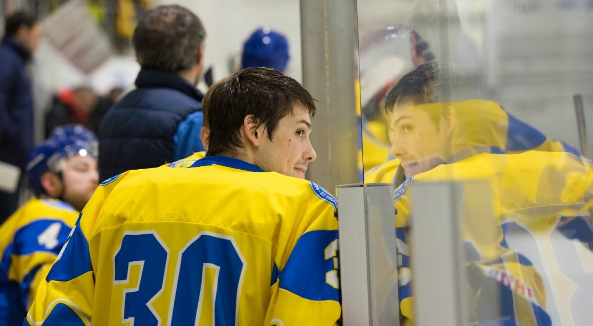 Сборная Украины по хоккею прервала матч из-за травмирования всех вратарей. Фото: Українські новини