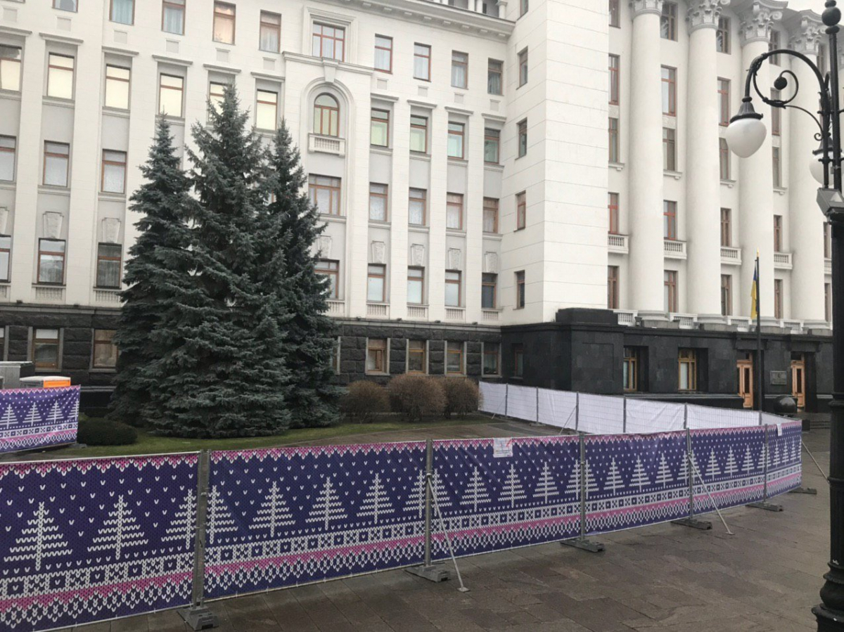 Новости Киева: возле Офиса президента сооружают ледовую арену, фото — "Депо"