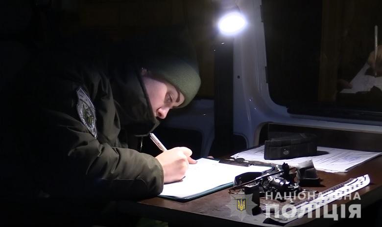 Киевлянин задержал злоумышленника, который крепил маячок для слежки на чужое авто. Фото: Нацполиция