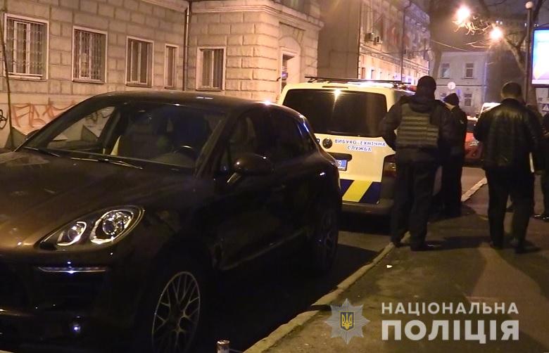 Киевлянин задержал злоумышленника, который крепил маячок для слежки на чужое авто. Фото: Нацполиция