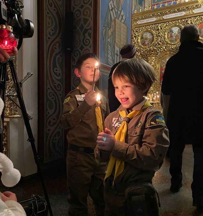 Вифлеемский огонь мира доставлен в Киев. Фото: Facebook