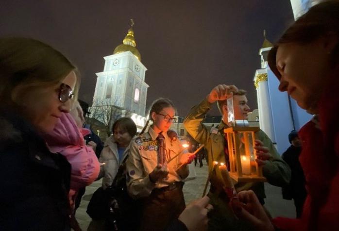 Вифлеемский огонь мира доставлен в Киев. Фото: Facebook