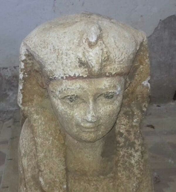 В Египте археологи нашли небольшую статую сфинкса, фото: Министерство по делам древностей