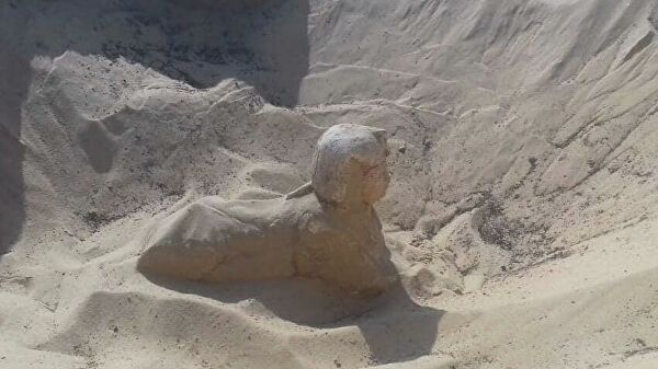 В Египте археологи нашли небольшую статую сфинкса, фото: Министерство по делам древностей