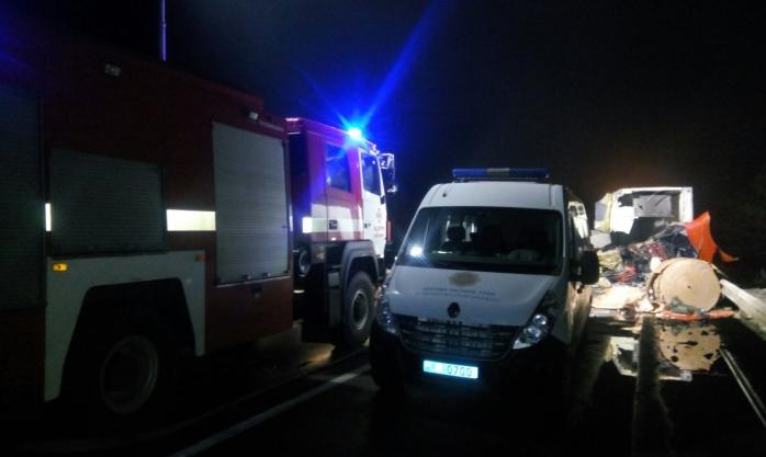 ДТП на Черниговщине: столкнулись грузовик и пассажирский автобус, есть погибшие, фото: ГСЧС