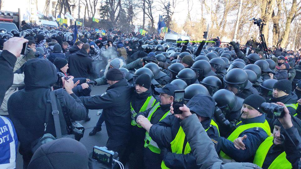 Столкновения под Радой: есть пострадавшие силовики, активисты и журналисты. Фото: dtp.kiev.ua