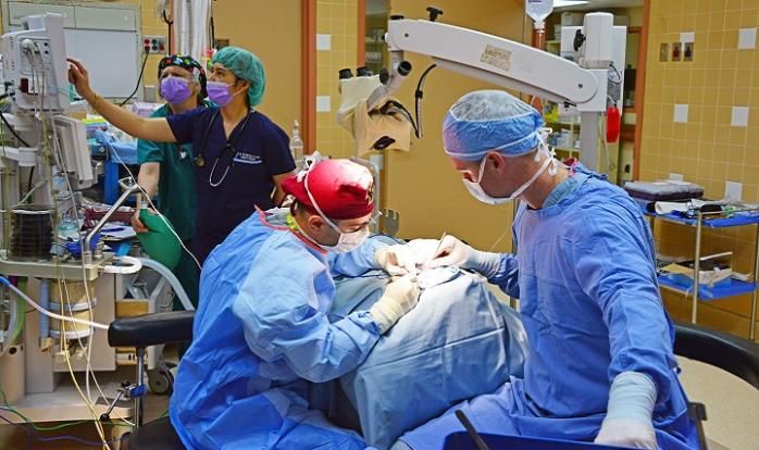 В Черкассах врачи впервые провели пересадку костного мозга, фото: Health 