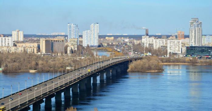 На мосту Патона в Киеве просело покрытие. Фото: lookmytrips.com