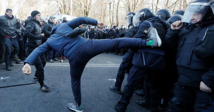 Митинги под зданием Верховной Рады. Фото: Reuters