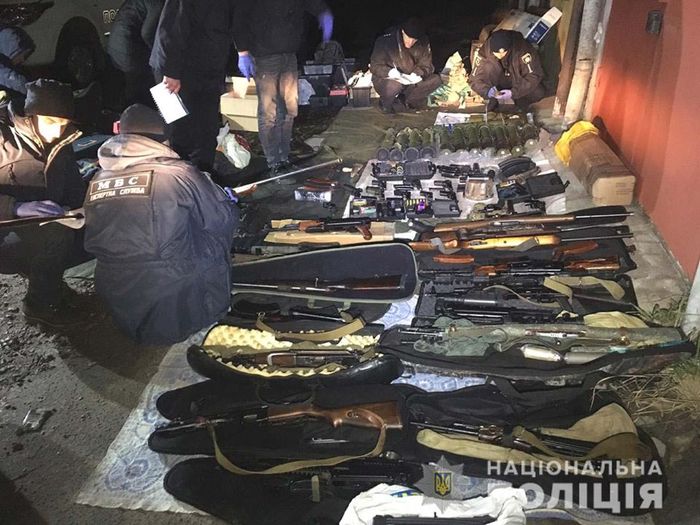 Поліція у Рівному вилучила в одному з гаражів більше 10 тис. одиниць зброї та боєприпасів. Фото: Facebook