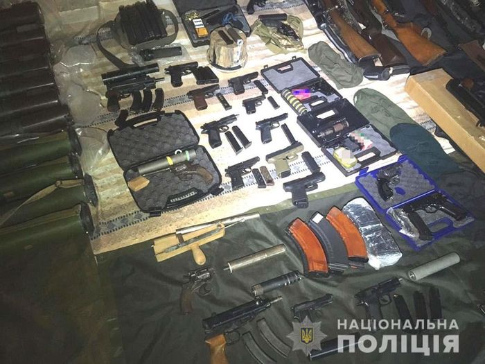Полиция в Ровно изъяла в одном из гаражей более 10 тыс. единиц оружия и боеприпасов. Фото: Facebook