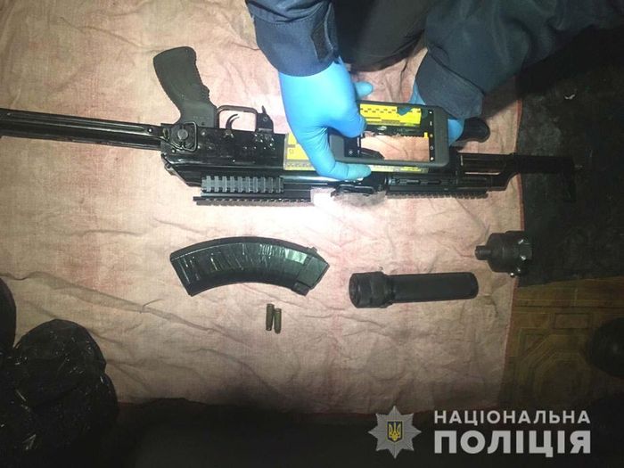 Полиция в Ровно изъяла в одном из гаражей более 10 тыс. единиц оружия и боеприпасов. Фото: Facebook