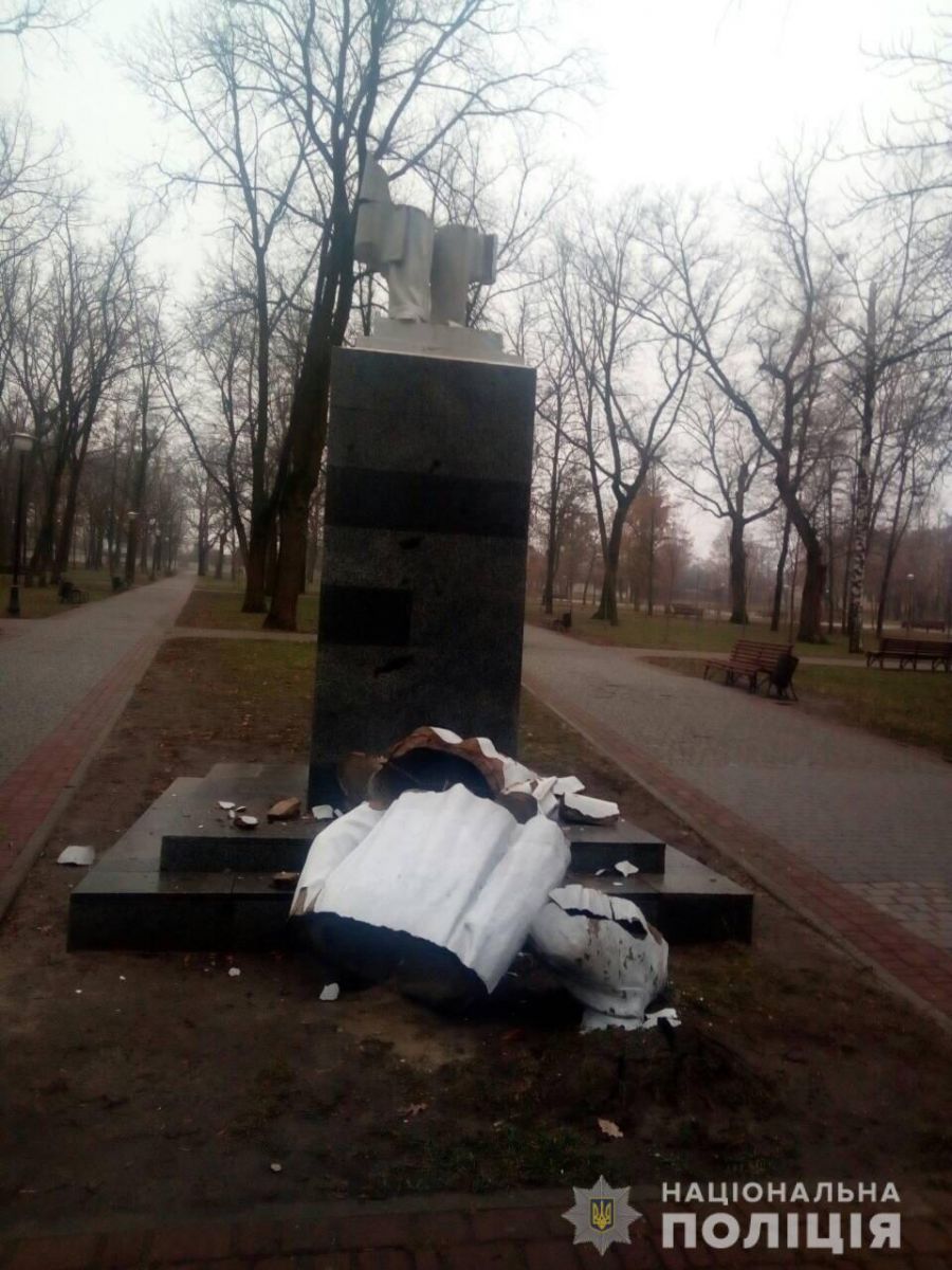 Памятник Максиму Горькому повалили. Фото: Нацполиция