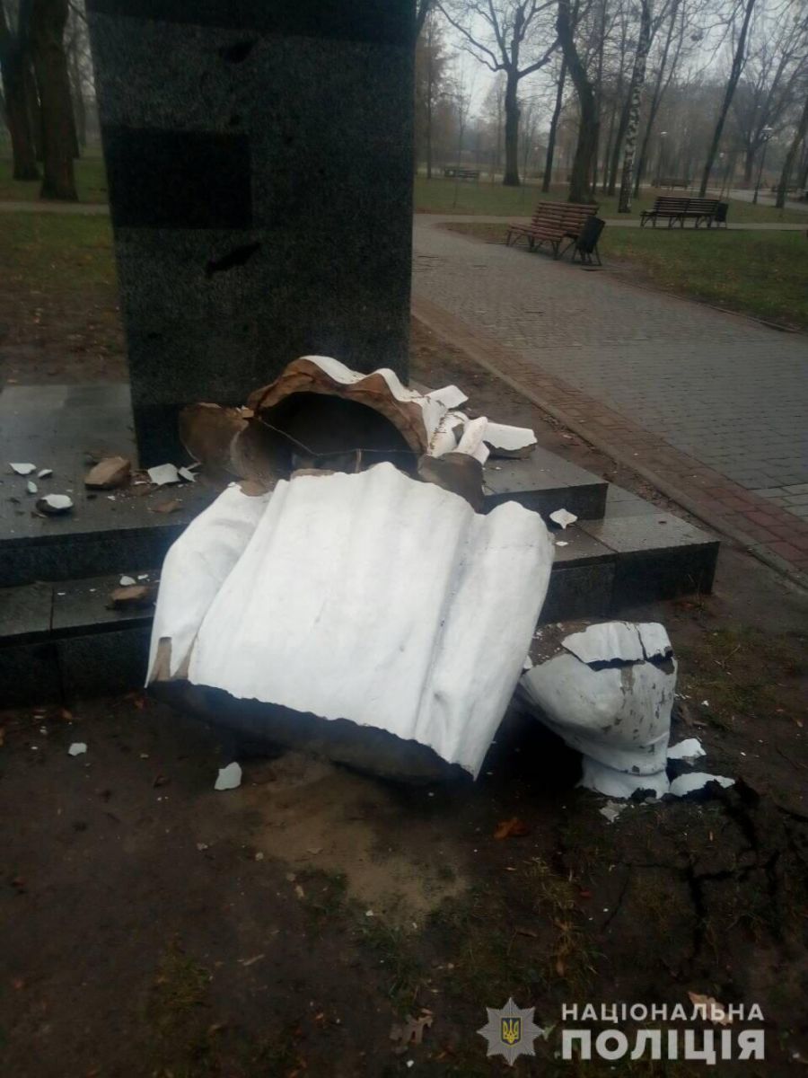 Пам’ятник Максиму Горькому повалили. Фото: Нацполіція