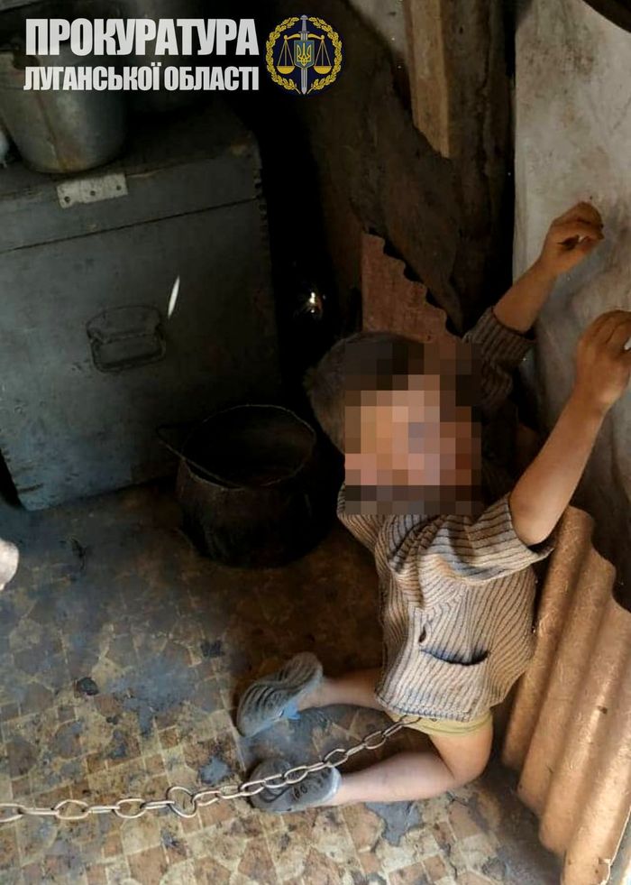 Ребенок на цепи. Фото: пресс-служба прокуратуры Луганской области