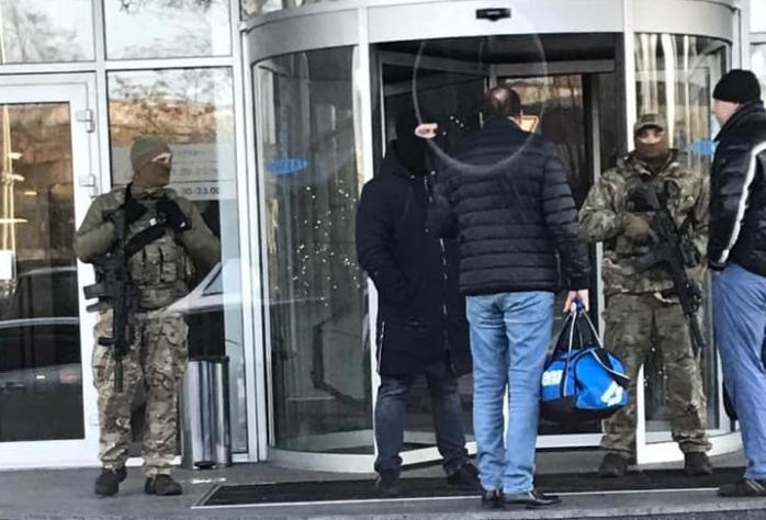 Обыск в спортклубе Порошенко: ГБР и СБУ посетили столичный «5 элемент» / Фейсбук