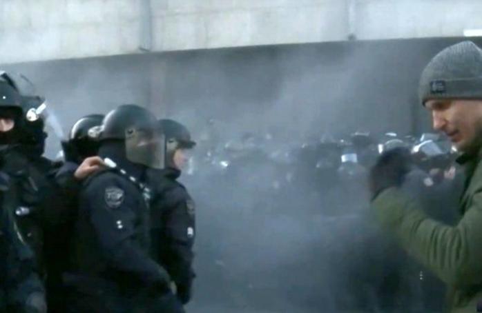 Сльозогінний газ, постріл і вибух: на Хрещатику побилися силовики і невідомі молодики. Фото: NewsOne